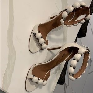 NIB ALAÏA 110 Bombe Button White Sandals Heels
